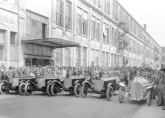 Dobový snímek vozů a závodníků před odjezdem na slavnou Targa Florio 1924 přímo z fabriky DMG ve Stuttgartu Unterturkheimu. Zleva za volanty vozů: Max Sailer, Christian Werner, Alfred Neubauer, Christian Lautenschlager (všichni vozy s přeplňovanými 120 koňovými motory). Zcela vpravo za volantem vozu s 4,5 l motorem z Grand Prix z roku 1914 Otto Salzer – všechny vozy – práce Ferdinanda Porscheho.