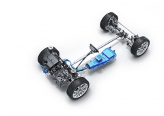 Kromě základní jsou všechny verze nového Evoque mild-hybridní. Řemenem je s motorem spojen startér-generátor, pod sedadlem řidiče (u levostranného řízení) je vpředu v modře zvýrazněném segmentu měnič elektrického napětí a v zadní části akumulátor s kapacitou 200 Wh