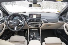 Palubní deska je shodná s BMW X3. Praktické jsou široké možnosti obsluhy pomocí tradičního ovladače iDrive mezi sedadly, dotykovým displejem, tlačítky na volantu a gesty