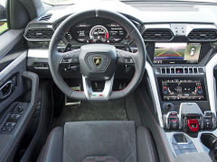 Pracoviště řidiče svým rozvržením nejvíce připomíná příbuzné vozy Audi Q7/Q8
