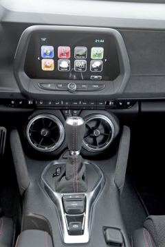 Moderní multimediální systém s osmipalcovým dotykovým monitorem je od roku 2019 pro Camaro ZL1 součástí základní výbavy. Středové výdechy ventilace jsou umístěny velmi nízko