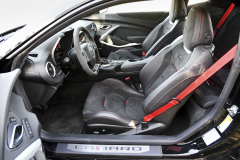 Červené detaily i bezpečnostní pásy patří spolu s vynikajícími sedadly Recaro do standardní výbavy Camara ZL1