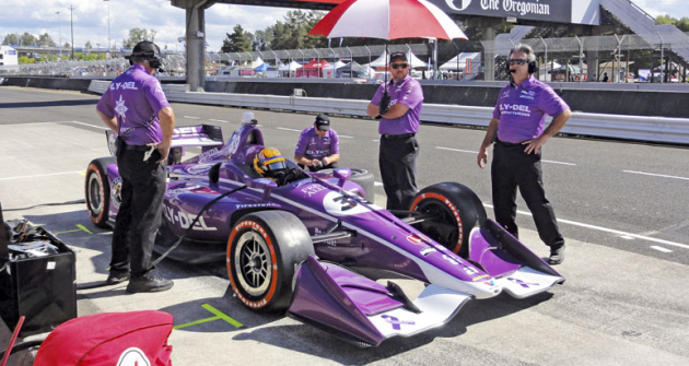 Dvacetiletý Santino Ferrucci z Connecticutu byl tři roky vývojovým jezdcem týmu Haas ve formuli 1, ale nakonec dal přednost Indy Cars (letos jede celou sezonu pro Dale Coyna)