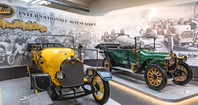 Bohatou historii připomíná Horch 12/28 PS z roku 1911, poháněný motorem o objemu 3176 cm³. Rozjel se až na rychlost 70 km/h