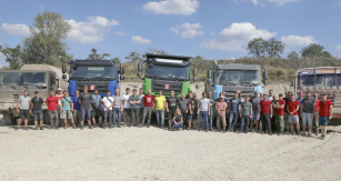 Zaměstnanci Technického úseku TATRA TRUCKS a.s., konstruktéři a technici na výjezdním teambuildingu ve štěrkovně Ketelec v katastru obce Podunajské Biskupice.