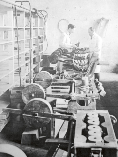 Zbrojovka ve Steyru disponovala velmi dobrým výrobním zařízením a šikovnými dělníky. Na fotografii vhled do modelárny tovární slévárny. Vlevo stojí Wilhelm Petzka, vpravo modelář Degner.