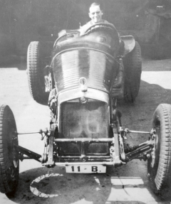 V továrně Steyr-Werke objevil Ferdinand Porsche po svém nástupu dva závodní vozy Steyr, které zkonstruoval August Momberger (za volantem).