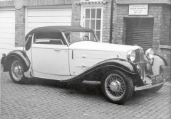 Sportovní kabriolet Steyr Typ 30S z roku 1932, v té době již nebyl Ferdinand Porsche ve službách automobilky Steyr, ve které získala silnou pozici nová banka podporovaná finančníkem Camillo Castiglionim.