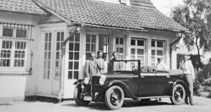 Během jízdy vozem Steyr Typ 30 ze Steyru na závody na okruhu Nürburgring v roce 1929 se Ferdinand Porsche zastavil ve vile u Stuttgartu, kterou měl v té době stále pronajatou Hans Nibel. Zleva: Ferdinand Porsche, syn Ferry a sestra Ferdinanda Anna Glaser. U zadní části vozu stojí řidič Josef Goldinger a inženýr Max Troesch.