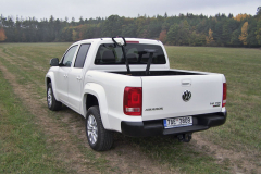 VW Amarok – Zadní stěnu lze sklopit jen do vodorovné polohy, vadí přípojné zařízení