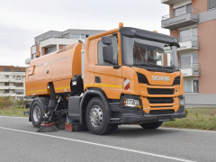 Unikátní kombinace nástavby Bucher a „malého“ podvozku Scania P 250.