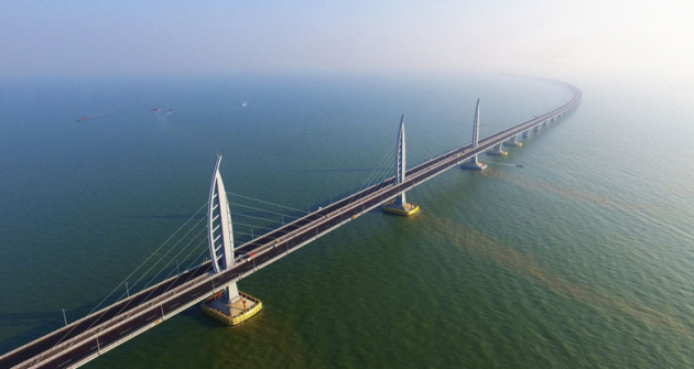 Stavba zajišťující „suché“ spojení Hongkongu s Macaem je kombinací mostů, viaduktů, umělých ostrovů a podmořských tunelů. Stavba zajišťující „suché“ spojení Hongkongu s Macaem je kombinací mostů, viaduktů, umělých ostrovů a podmořských tunelů.