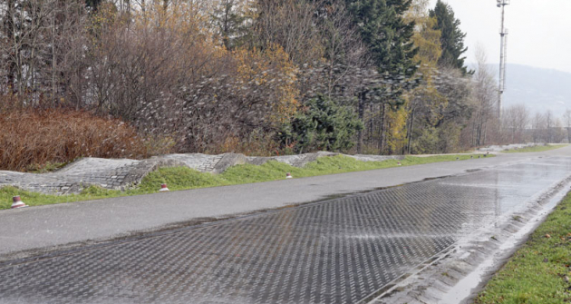 Nízkoadhezní vozovka je určena pro měření, zkoušení a homologaci protiblokovacího systému ABS u vozidel kategorií M2, M3 a N (všech podkategorií – N1, N2 a N3). Nízkoadhezní vozovka je určena pro měření, zkoušení a homologaci protiblokovacího systému ABS u vozidel kategorií M2, M3 a N (všech podkategorií – N1, N2 a N3).