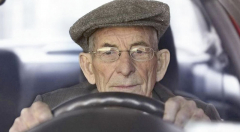 Řidiči starších ročníků jsou plnoprávnými účastníky dopravního provozu. A bude jich stále víc, nakonec, i ti z nás, kteří budou mít to štěstí se jimi stanou také.