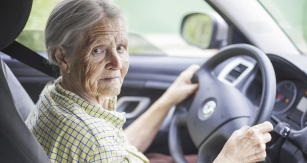 Tak jako při všech lidských činnostech i při řízení motorového vozidla  je třeba používat selský rozum a to i ve vyšším věku.