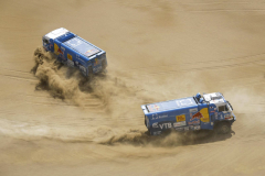 Silk Way Rallye 2017, dole zleva doprava jedoucí Ajrat Mardějev se speciálem Kamaz 4326/2013 s motorem V8 Liebherr a automatickou převodovkou ZF, původně vyvinutou Mario Kressem v severočeských Židovicích. Nahoře, zprava doleva jede Dimitrij Sotnikov s další evoluční verzí vozu s řadovým, šestiválcovým třináctilitrem Dongfeng Cummins.