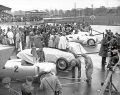 Auto Uniony se postupně na závodních drahách začaly objevovat i s dalšími aerodynamickými prvky a kryty, které měly zajistit ještě více laminárního proudění kolem karosérie.
