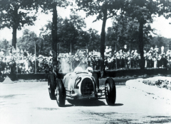 Málokdo z jezdců své doby uměl dostat z Porscheho neobvyklého závodního vozu vše, čeho byl na dráze schopen.