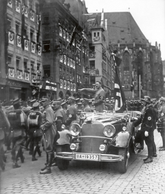 Celá řada kritiků vyčítá Ferdinandu Porschemu, že si zadal s nacisty, že požíval jejich obliby a důvěry a koneckonců i peněz.