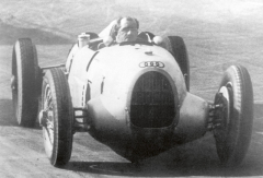 Nebylo samozřejmě množné, aby se šéf ve svém výtvoru sám nesvezl. Nakonec v začátcích své kariéry Porsche úspěšně závodil již s vozy Lohner-Porsche.