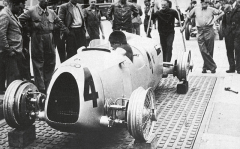 Auto-Union A se ničemu nepodobal, ve startovním poli od roku 1934 až do konce roku 1939 neměl obdoby. Zrovna jako jeho jízdní vlastnosti byly zcela výlučné.