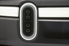 detail hlavního osvětlení v přední masce pick-upu Rivian R1T.