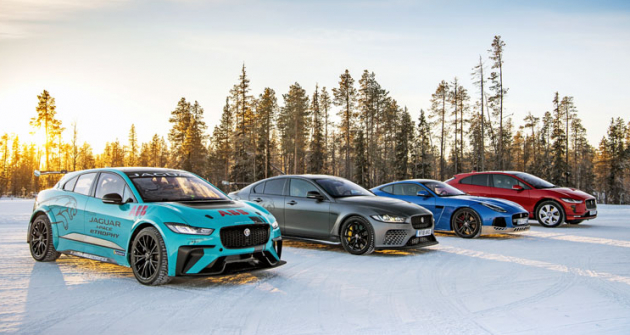 Paleta vozů Jaguar připravených pro jízdu na ledových tratích. Všechny obouvaly pneumatiky s hroty
