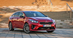 Kia Proceed působí na pohled velmi dynamicky. Standardem provedení GT Line jsou kola o průměru 17“. Vrcholné GT dostanete s ráfky ještě o palec většími