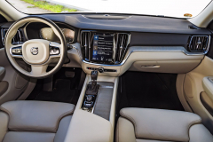 Také Volvo V60 využívá uspořádání palubní desky poprvé představené u současné generace typu XC90