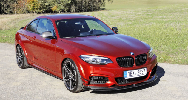 Výroční speciál BMW M240i ACL2S by AC Schnitzer na první pohled odlišují kompozitové aerodynamické doplňky a jiná devatenáctipalcová kola 