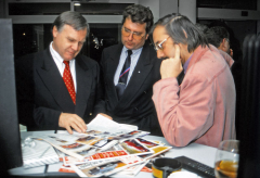 Herbert Schnitzer (vlevo) při návštěvě Renocaru v Brně koncem roku 1993 při rozhovoru s autorem článku (vpravo)