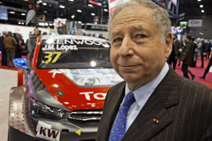 Předseda automobilové federace FIA Jean Todt při návštěvě výstavy 100 let značky dvojitého šípu