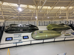 Rekordní vozy (zleva) MG EX135, EX181 a EX179, které v letech 1938 až 1959 ustavily mnoho rychlostních rekordů