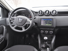 Dacia Duster – Přepracována byla i palubní deska, nově je k dispozici i Multimediální systém s navigací