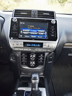 Toyota – Osmipalcový dotykový displej multimediálního systému, pod ním jsou tlačítka nastavení jízdních režimů