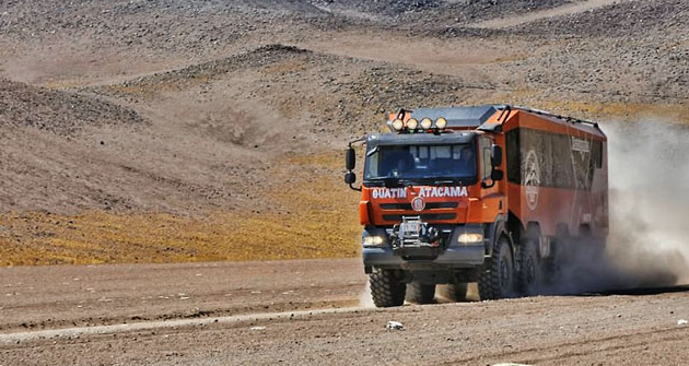 Tatrabus vozí turisty v jihoamerické Atacamě 