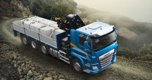 DAF CF 450 FAQ 8x2 se třemi natáčecími nápravami, valníkovou nástavbou a hydraulickou rukou