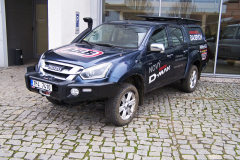 Isuzu D-Max v expediční úpravě je vybavena navijákem, vysokým sáním vzduchu, nástavbou hardtop, upravenými tlumiči a střešním nosičem