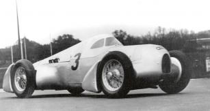 Přesně podle přání Hitlera a slibu Ferdinanda Porsche se závodní vůz Typ 22 Auto Union uvedl sérií světových rychlostních rekordů, které s ním dosáhl Hans Stuck již v roce 1934 na novém závodním okruhu AVUS. Tato aktivita pokračovala i v roce 1935.