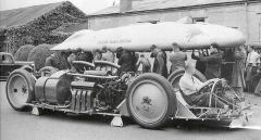 Jon Cobb se svým Railton Mobil Speciálem vstoupil do bitvy o absolutní rychlostní rekord pozemních vozidel v roce 1938 a společně s Georgem Eystonem a jeho speciálem Thunderbolt vzájemným soubojem vytvořili celou řadu vrásek na čele Ferdinanda Porscheho, který musel změnit scénář projektu Typ 80.