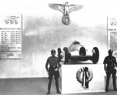 Strana a vláda v předválečném Německu dokázala výrazných úspěchů na poli světových rychlostních rekordů pro pozemní vozidla či letouny náležitě využít.
