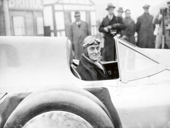 Přesto, že Hans Stuck dokázal v letech 1934 a 1935 vytvořit se speciálně upraveným vozem Auto-Union (Typ 22) světové rychlostní rekordy pro automobily kategorie C s motory o zdvihovém objemu 3l až 5l, absolutním světovým rychlostním rekordem se v té době mohl pyšnit jen a pouze Sir Malcolm Campbell, britský rychlík se speciálem Blue Bird vybaveným leteckým pístovým motorem RollS-Royce Typ-R.