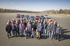 Porota Car of the Year v popředí, sedm finalistů COTY 2019 v pozadí. Poslední testování „sedmi statečných“ na ­testovací trati CERAM v Mortefontaine u Paříže (18. – 19. 2. 2019)