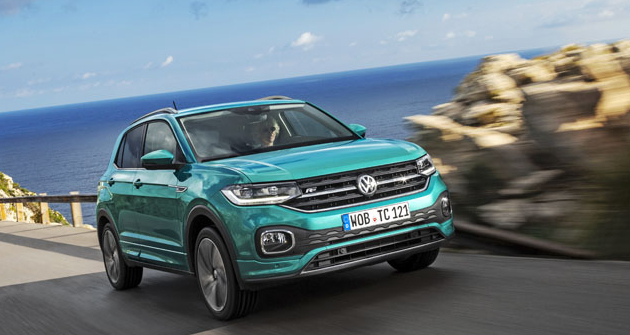 Volkswagen T-Cross svým vzhledem vzdáleně připomíná velký Touareg. S paketem R Line hraje na sportovní notu