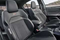 Standardem modelu Focus ST jsou velmi dobře tvarovaná přední sedadla Recaro. Kožené čalounění ani elektrickou regulaci jsme nijak nepostrádali