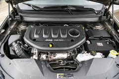 Pátá generace Jeepu Cherokee je první s motorem uloženým napříč. U nás jedině se vznětovým čtyřválcem 2,2 l