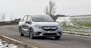 Honda Odyssey patří k nejlépe  jezdícím minivanům vůbec.  Na rozdíl od většiny svých  amerických konkurentů v podstatě vyhoví i evropským požadavkům