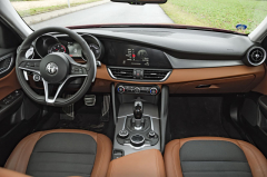 Zpracování interiéru nedosahuje kvalit BMW, Audi nebo Mercedesu, ergonomicky je ale Giulia bezchybná