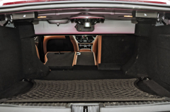 Po sklopení zadních opěradel můžete do Giulie naložit věc dlouhou zhruba 1,6 m. Otvor mezi zavazadlovým prostorem a kabinou je samozřejmě menší