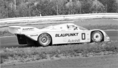 Američan Danny Ongais (Porsche 962C), druhý ve druhém závodě ročníku 1986. Danny Ongais, havajský král dragsterů, jezdec formule 1 a Indy Cars, přijel zásluhou Vaška Poláka, českého emigranta a šéfa velkého týmu Vasek Polak Porsche z Kalifornie